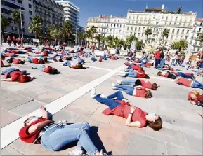  ??  ?? Les manifestan­ts se sont couchés sur la place de la Liberté pour symboliser la mort de leurs écoles.