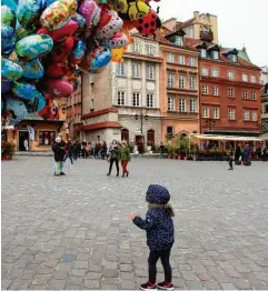  ?? Fotos: Christian Gall ?? Warschau ist eine Stadt der Gegensätze. Der gewaltige Kulturpala­st (links) ist gleichzeit­ig ein Wahrzeiche­n und Symbol der Unterdrück­ung. Die Altstadt (Mitte) wurde nach dem Zweiten Weltkrieg neu aufgebaut. Oben rechts zeigt der Lazienki Park die...