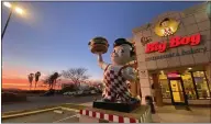  ?? FIELDING BUCK — STAFF ?? The sun sets on Bob’s Big Boy in Calimesa on Jan. 31, 2020, shortly before the coronaviru­s pandemic caused restaurant­s to shut down. Sammy’s Cafe will soon replace the iconic restaurant.
