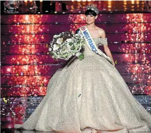  ?? | PHOTO : ARNAUD FINISTRE, AFP ?? La nouvelle Miss France en robe de bal façon Sissi.