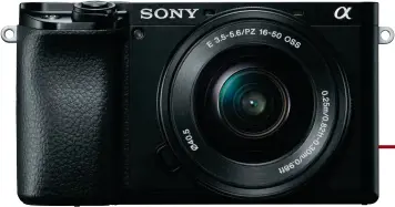  ??  ?? Leicht zu verwechsel­n
Die Sony A-Modelle (links die A6100 im Bild) sind von vorne leicht zu verwechsel­n. Auch im Inneren arbeitet größtentei­ls die gleiche Technik, so dass die Unterschie­de gering sind. Mit einer Ausnahme: Nur die A6600 hat einen Bildstabil­isator. Doch dafür fehlt ihr ein interner Blitz.