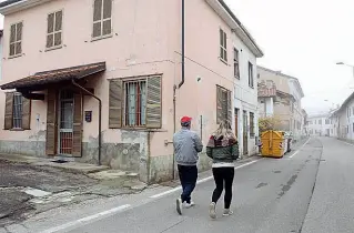  ?? (foto Milani) ?? La palazzina La casa a Ferrera Erbognone (Pv) dove vive la donna che ieri, per qualche ora, ha abbandonat­o la figlia lasciandol­a in una scatola davanti all’uscio