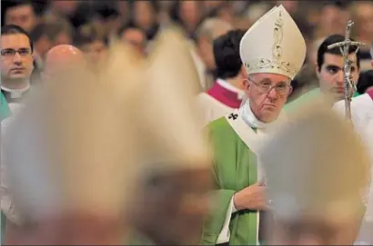  ?? ALESSANDRA TARANTINO / AP ?? El papa Franciso abandonand­o la basílica de San Pedro después de oficiar la misa