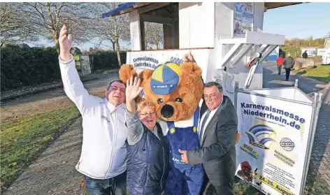  ?? RP-FOTO: GOTTFRIED EVERS ?? Johannes Wenten, Karin Jahnke mit Maskottche­n Träumling und Han Groot-Obbink, von links, freuen sich auf die erste Messe.