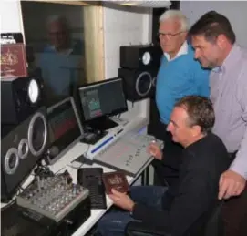  ?? FOTO JOGE ?? In de studio bij geluidstec­hnicus Frank Gorissen, Voorzitter Etienne Thijs en dirigent John Vandecaets­beek.