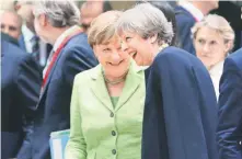  ??  ?? La canciller alemana, Angela Merkel, y la primera ministra de Reino Unido, Theresa May, hablaron ayer durante la reunión de la Unión Europea.