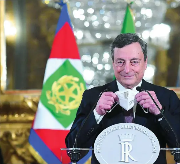  ??  ?? Mario Draghi acudió ayer al Quirinal para presentar al presidente Mattarella su equipo