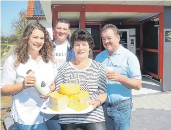  ?? FOTO: THOMAS WARNACK ?? Betriebsve­rsammlung vor der „Milchtanks­telle“: Franz Egle mit Frau Gerda, Tochter Katharina und Sohn Maximilian. Der Rest der Belegschaf­t steht im Stall.