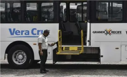  ?? ?? Novos ônibus da Vera Cruz entram em operação no Grande Recife depois que a empresa quase tem a permissão de operação suspensa