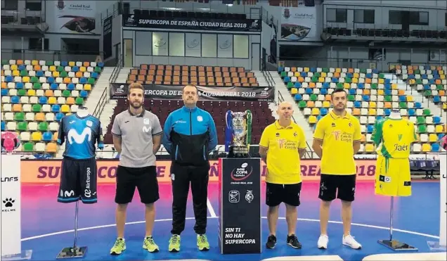  ??  ?? UNA FINAL PARA COMENZAR. De izquierda a derecha: Pola, Jesús Velasco (entrenador del Movistar), Daniel Rodríguez (técnico del Jaén) y Mauricio posan con el trofeo.