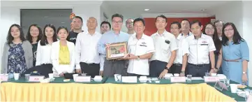  ??  ?? Front row: Yong (sixth right) presents a souvenir to Wang while Tiong (fifth right), Wong (fourth right), KKJA vice chairman Peter Kwan (third right), Han (fifth left) and others look on.