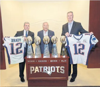  ??  ?? FBI Boston Division special agent Harold Shaw, left, and Col Richard McKeon of the Massachuse­tts State Police, right, hold Tom Brady’s stolen Super Bowl jerseys as they are returned to Patriots owner Robert Kraft.