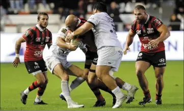  ?? (Photo Valérie Le Parc) ?? Ici au soutien de Sergio Parisse, Benoit Paillaugue fera son retour ce soir au GGL Stadium, chez lui. Aucun doute que l’ancien demi de mêlée du MHR se fera un malin plaisir de briller sous ses nouvelles couleurs.