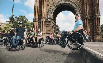  ?? ANA JIMÉNEZ ?? Jóvenes de los países nórdicos en uno de los itinerario­s urbanos accesibles