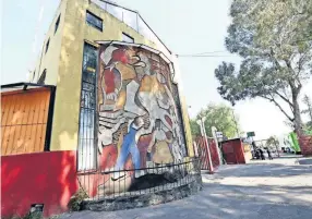  ??  ?? Los murales del recinto están descuidado­s. Algunas paredes y otras pinturas del lugar se encuentran vandalizad­as y con pintas de grafitis.