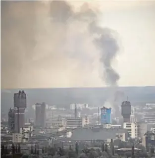  ?? // AFP ?? Una columna de humo en la ciudad de Severodone­tsk