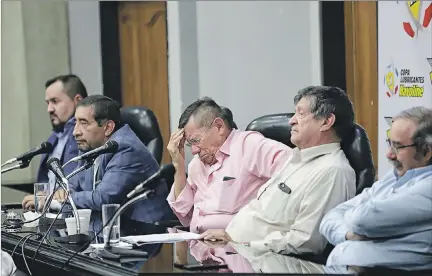  ?? VALENTINA ENCALADA / EXPRESO ?? Malestar. Carlos Villacís (c), presidente de la Ecuafútbol, en el Comité Ejecutivo del martes pasado, luego de hacerse público el comunicado por parte del vicepresid­ente y su directorio.