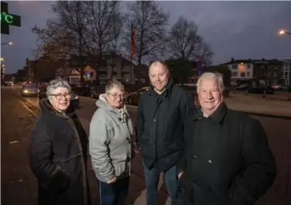  ?? FOTO SVEN DILLEN ?? De buren van de Tuinwijk zijn de verkeersov­erlast in hun buurt moe. “Betalend parkeren tot 22 uur zou al heel wat problemen oplossen.”