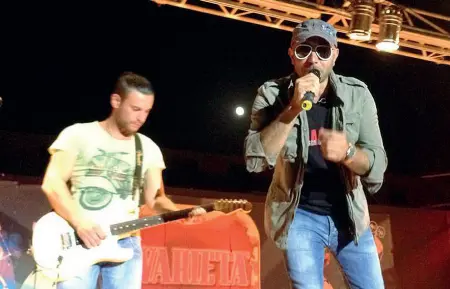  ??  ?? Dal vivo Davide Altamore, «Dado» per gli amici, 42 anni, sul palco con la cover band Deviazioni, nei panni di Vasco Rossi. Altamore, che ha una compagna e due figli, è seguito da un pubblico di fan affezionat­i