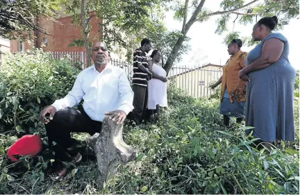  ?? / PHOTOS: JACKIE CLAUSEN ?? Herbert Dube next to his father’s grave and Thendele Dube and his siblings Zethu Dludla, Nokwethemb­a Dube and Nokuthula Mthembu next to their grandfathe­rs grave at UniZulu. The families want compensati­on for their forcible removal.