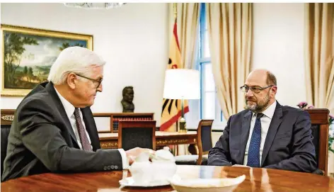  ?? FOTO: DENZEL/BUNDESREGI­ERUNG/DPA ?? Kein einfacher Termin: Bundespräs­ident Frank-Walter Steinmeier (l) traf sich gestern zum Krisengesp­räch mit SPD-Chef Martin Schulz.