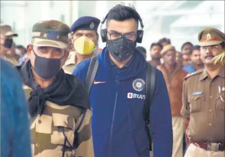  ?? DEEPAK GUPTA/HT ?? India captain Virat Kohli at the Lucknow airport on Friday before the second and third ODIS against South Africa were called off due to the threat of COVID-19. n