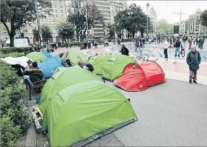  ?? MANÉ ESPINOSA ?? Las tiendas de campaña plantadas sobre el pavimento de la zona central de la plaza Catalunya