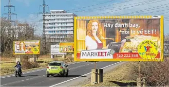  ?? Foto: Petr Topič, MAFRA ?? Záplava reklam Z Pražského okruhu a dalších třech frekventov­aných silnic by měly zmizet billboardy. Na dalších místech hlavního města, jako třeba na Šeberově (na obrázku), ale zůstanou.