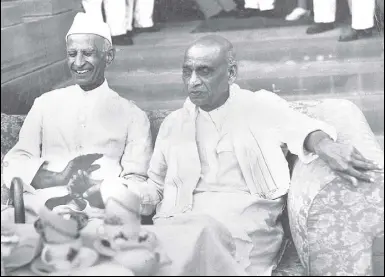  ?? HT ARCHIVE ?? Vallabhbha­i Patel (R) in a moment of levity with his associate, Amritlal Vithaldas Thakkar, in 1949.