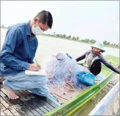  ?? FB ?? The technical working group from the Tonle Sap Authority conduct an inventory of fishing gear in Kampong Chhnang province on Friday.