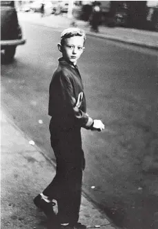  ?? THE METROPOLIT­AN MUSEUM OF ART. © THE ESTATE OF DIANE ARBUS,LLC. TODOS LOS DERECHOS RESERVADOS ?? Niño bajando el cordón de la vereda, Nueva York, 1957-58.