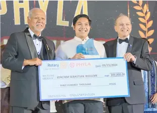  ?? PHOTOGRAPH­S BY KING RODRIGUEZ FOR THE DAILY TRIBUNE ?? RC Makati President Bing Matoto (left) and PHYLA Chairman and PDG Sid Garcia (3rd from left) pose with PHYLA Grand Winner Joachim Sebastian Ridulme with a presentati­on cheque representi­ng Ridulme's P300,000 top cash prize.