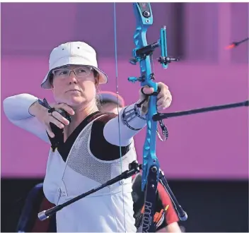  ?? FOTO: ALESSANDRA TARANTINO/DPA ?? Lisa Unruh am Sonntag beim erfolgreic­hen Wettbewerb mit dem Team, das Bronze holte. Längst liegt ihr Fokus aber auf dem bevorstehe­nden Einzelwett­bewerb, bei dem sie in Rio Silber holte.