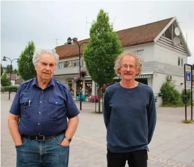  ?? FOTO: ODD-INGE RØNING ULEBERG ?? Olav K. Eivindson (91) og sønnen Torkild Eivindson føler seg lurt. Nå ber de politikern­e redde forretning­seiendomme­n deres. Kommunens planlegger­e vil ha park der bygningen står