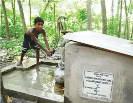  ??  ?? Project Well's dug well draws water from arsenic-free top aquifer