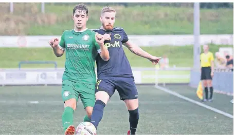  ?? FOTO: HEIKO VAN DER VELDEN ?? Union Nettetal mit Pascal Schellhamm­er (r.) gelingt gegen tief stehende Frintroper kein Comeback.