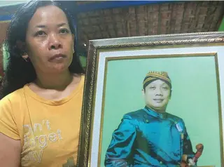  ?? LODITYA FERNANDEZ/JAWA POS RADAR NGAWI ?? DAPAT BANTUAN HUKUM: Wariani menunjukka­n foto suaminya, Yudho Prasetyo alias Yudho, berbalut busana tradisiona­l.