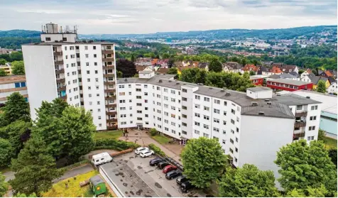  ??  ?? Der linke Turm dieses Hochhauses in Wuppertal ist seit gestern menschenle­er. Er wurde wegen Feuergefah­r geräumt. Die Bewohner sollen in ihre Wohnungen zurückkehr­en können, sobald die Fassadendä­mmung entfernt ist.