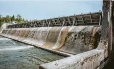  ?? Fotos: Wasserwirt­schaftsamt Donauwörth/Bund Naturschut­z/Julian Leitenstor­fer ?? Der Lech soll wieder zu einem wilden Fluss werden (das Luftbild oben zeigt den Lech zwischen Augsburg und Landsberg, wie er 1908 aussah): Das fordert der Regionalbe­auftragte des Bund Naturschut­z, Thomas Frey (Bild unten links, Zweiter von links). Heute prägen Kraftwerke (unten rechts die Staustufe 15 in Landsberg) das Landschaft­sbild.