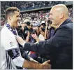  ??  ?? Ezért távozott a tréner Zidane vezetőedző (jobbra) ragaszkodo­tt volna Ronaldóhoz, de a Real elengedte