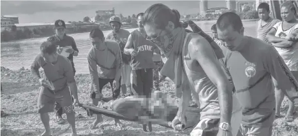  ?? IAN PAUL CORDERO/PN ?? Locals carry the body of Edgardo Ferrer, 55, of Barangay Bakhaw, Mandurriao, Iloilo City found floating at the Iloilo River in Barangay Rizal, La Paz on Tuesday, Aug. 21. Police said Ferrer was seen to have jumped off a bridge in Lapuz on Sunday night.