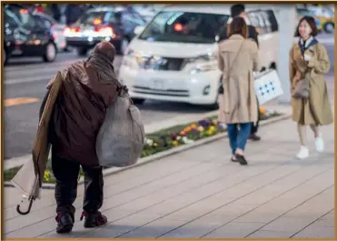 ??  ?? Photo ci-contre : Sans-abri dans les rues de Tokyo. Avec 15 % de la population japonaise vivant sous le seuil de pauvreté, celle-ci touche aussi bien les jeunes que les familles monoparent­ales, les travailleu­rs précaires et les personnes âgées. Alors que les sansabris sont bien souvent honteux de leur situation, les agences gouverneme­ntales leur sont généraleme­nt hostiles depuis des décennies, notamment en raison de leur visibilité dans les espaces publics. (© Shuttersto­ck/ Mahathir Mohd Yasin)