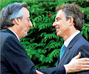  ?? FOTOS: CEDOC PERFIL ?? JUNTOS. Kirchner y Blair, en el momento de la reunión en la que se dialogó sobre Malvinas.
