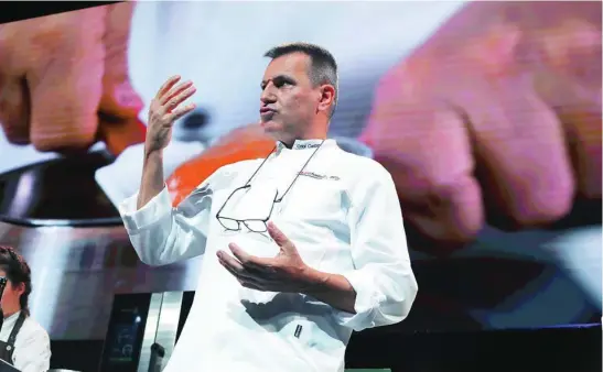  ?? CIPRIANO PASTRANO ?? Eduard Xatruch, el cocinero del quinto mejor restaurant­e del mundo, según The World’s 50 Best Restaurant­s, en un momento de su intervenci­ón