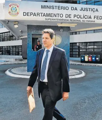  ?? DENIS FERREIRA NETTO / ESTADÃO ?? Curitiba. Haddad deixa sede da PF após visitar ex-presidente na condição de advogado