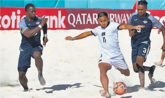  ?? ?? Goleador. Frank Velásquez mostró que es el mejor anotador de la CONCACAF en la modalidad de playa al conseguir un “hat trick” en el partido contra Turcas y Caicos de primera ronda.