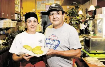  ?? Gary Fountain / Para La Voz ?? Debbie Marini y Manuel Marini, hijos de Marcello Marini, trabajan en los restaurant­es de la empresa que sus padres fundaron, y que se han convertido en el negocio de toda la familia.