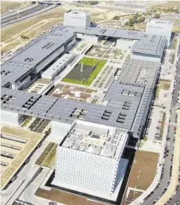  ?? El Periódico ?? Imagen aérea de la sede corporativ­a de Telefónica, en Madrid.