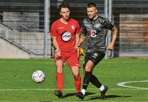  ?? Foto: Thorsten Jordan (Archivbild) ?? Alexander Benede (rechts) ist Kapitän beim Fußball-Bayernligi­sten TSV Landsberg. Er bezieht Stellung zur aktuellen Situation.