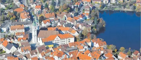  ?? ARCHIVFOTO: ROLAND RASEMANN ?? Auch in Bad Waldsee ist die Nachfrage nach Wohnraum groß. Aus Platzmange­l entstehen Wohngebiet­e am Stadtrand.